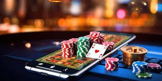 Pengguna memanfaatkan fitur keamanan akun digital lewat perangkat mobile